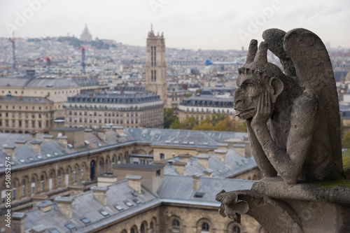 Board z aluminiowym obramowaniem Kamienny gargulec z widokiem na Paryż z Notre Dame