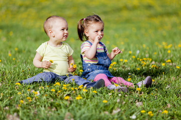 Canvas Print - Kids in the spring field