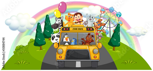 Tapeta ścienna Żółty autobus z zoo na drodze