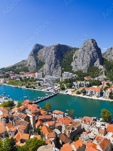 Plakat na papierze fotorealistycznym Miasto omis w chorwacji