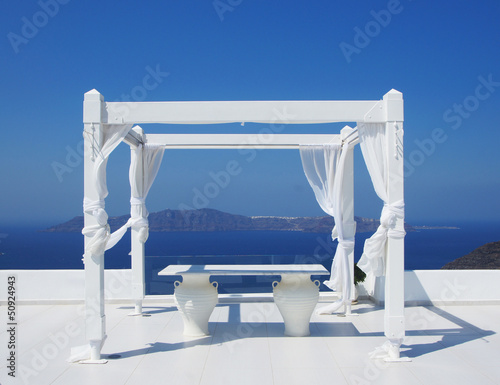 Plakat na papierze fotorealistycznym Piękny namiot ślubny na wyspie santorini
