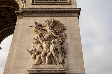 Fototapete - detail of statues on Arc de Triomphe, Paris