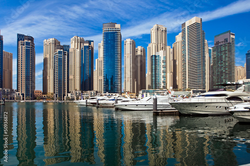 Board z aluminiowym obramowaniem Dubai marina, uae.