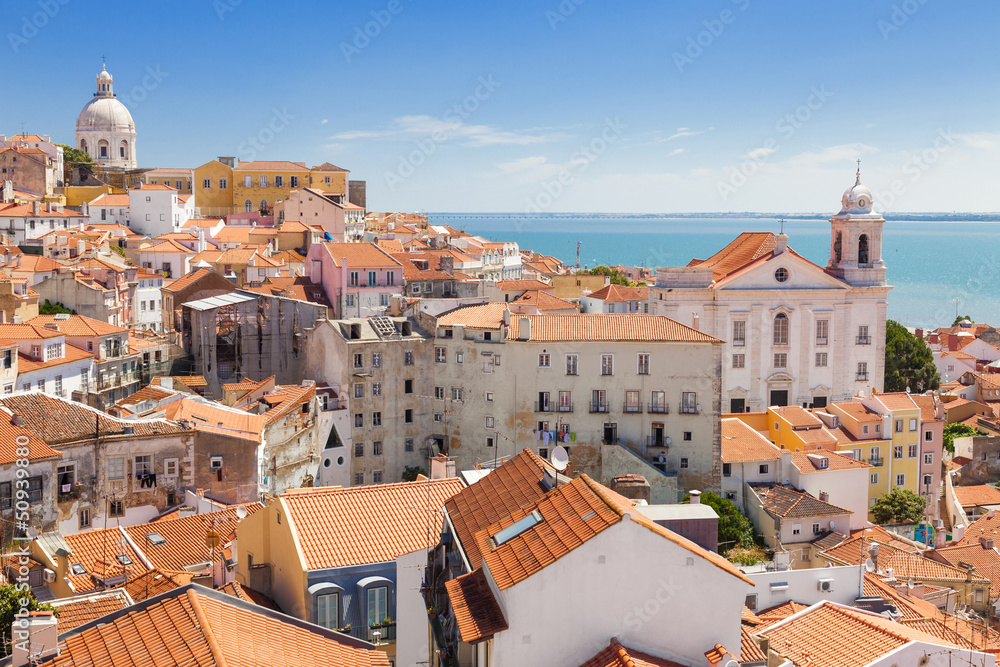panoramiczny-widok-z-dachow-alfama-portugalia