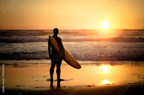 Foto-Fahne - Surfer watching the waves (von homydesign)