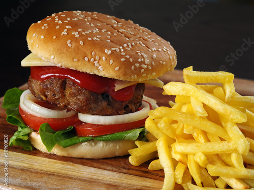 Naklejka samoprzylepna Soczysty hamburger i frytki