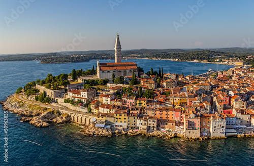 Obraz na płótnie canvas trzyczęściowy "tryptyk" Strzelanie z powietrza z rovinj, chorwacja