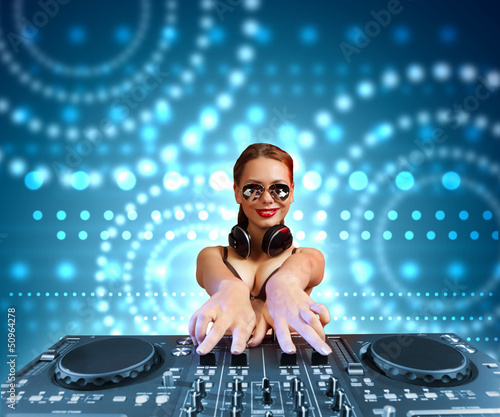 Plakat na papierze fotorealistycznym Dj i mikser