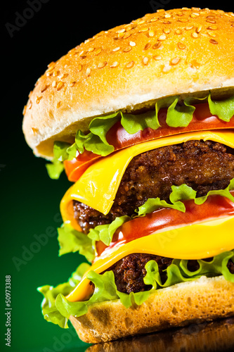 Naklejka samoprzylepna Smaczny i apetyczny hamburger na ciemnozielonym