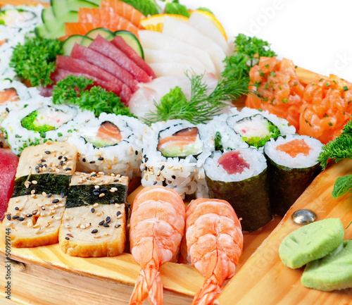 Tapeta ścienna Pyszne odmiany egzotycznych owoców morza sushi.