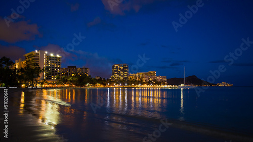 Obraz na płótnie canvas Plaża waikiki w nocy, Honolulu na Hawajach