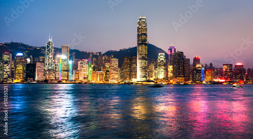 Fotoboard na płycie Hongkong portu o zachodzie słońca.