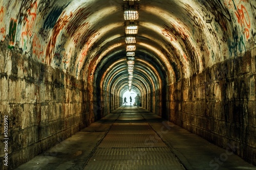 Board z aluminiowym obramowaniem Miejski podziemny tunel