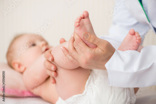 Naklejka samoprzylepna Lekarz masuje dziecko