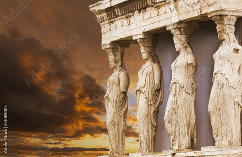 kariatydy-w-erechtejonie-od-atenskiego-akropolu-grecja