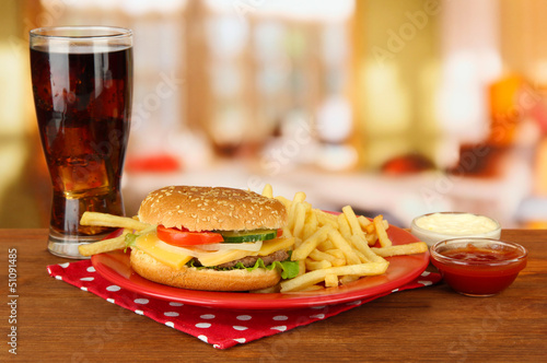 Board z aluminiowym obramowaniem Smaczny cheeseburger ze smażonymi ziemniakami i zimnym napojem,