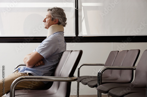 Foto  Man With Neck Injury Waiting In Lobby