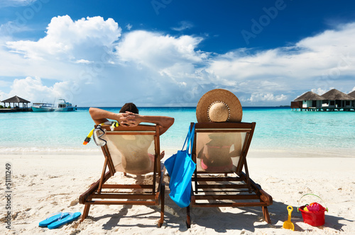 Naklejka na szybę Couple on a beach