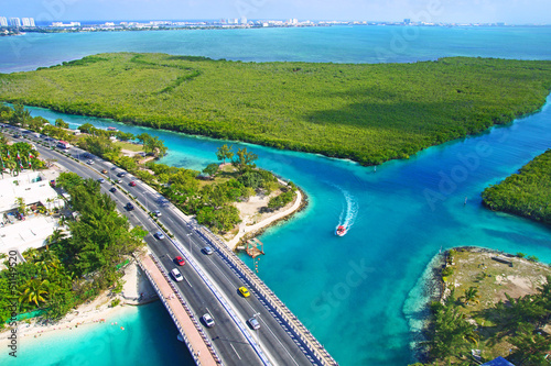 Plakat na papierze fotorealistycznym Widok z lotu ptaka na lagunę w Cancun