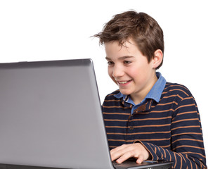 Fototapete - Freundlicher Junge / Kind mit Laptop / Notebook