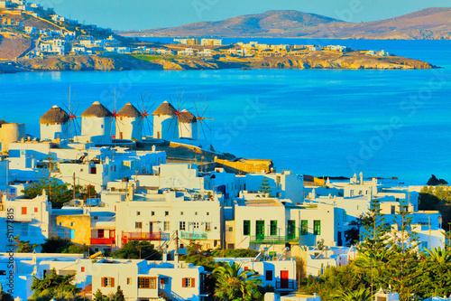 Plakat na papierze fotorealistycznym Grecja mykonos, wiatraki widok z budynków i morze na tle