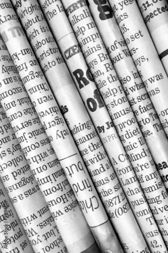 Naklejka samoprzylepna Rząd gazet w czerni i bieli