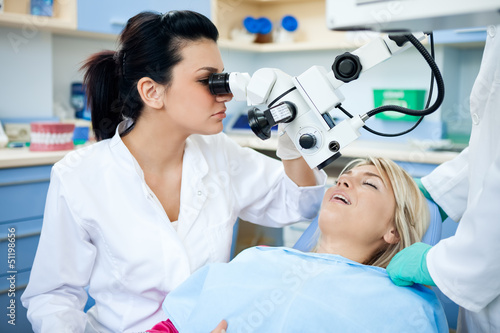 Fotoboard na płycie Dentysta patrząc przez mikroskop