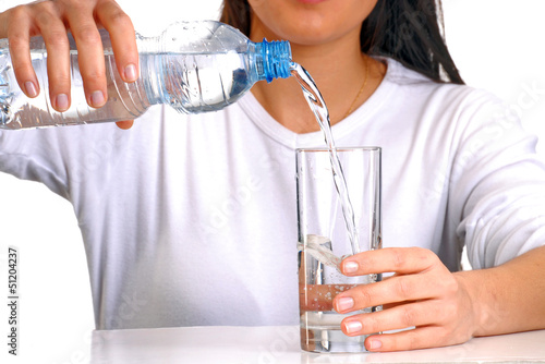 Fotografía Mujer sirviendo agua potable en un vaso,agua mineral.