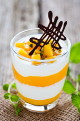 Wall Mural - joghurt dessert mit frischen mangos