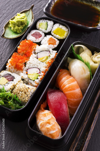 Tapeta ścienna Bento box z sushi i bułeczkami
