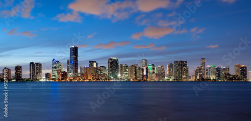 Plakat na papierze fotorealistycznym Miami skyline widziana z kluczowych biscayne o zmierzchu
