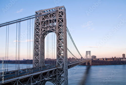 Board z aluminiowym obramowaniem George Washington Bridge, Nowy Jork. 