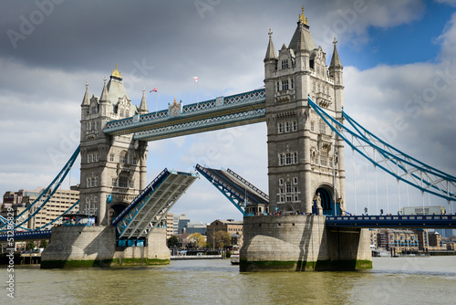 Fotoboard na płycie Tower Bridge w Londynie
