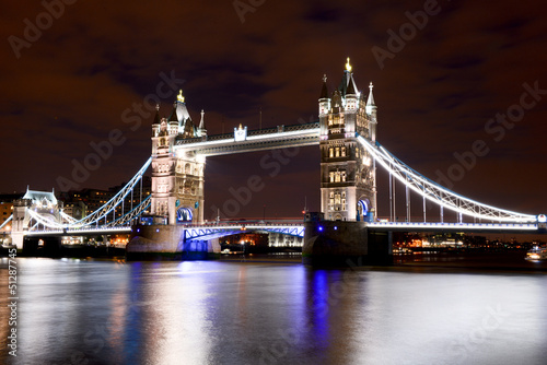 Fotoboard na płycie Tower Bridge w nocy w Londynie