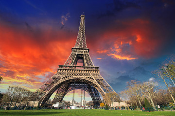 Wall Mural - Paris - La Tour Eiffel. Wonderful sunset colors in winter season