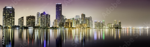 Plakat na papierze fotorealistycznym Panorama centrum miami w nocy