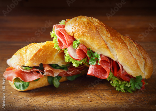 Board z aluminiowym obramowaniem Pyszne bagietki z salami i szynką