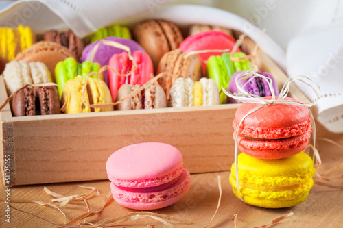 Board z aluminiowym obramowaniem Tradycyjne francuskie kolorowe macarons w rzędach w pudełku