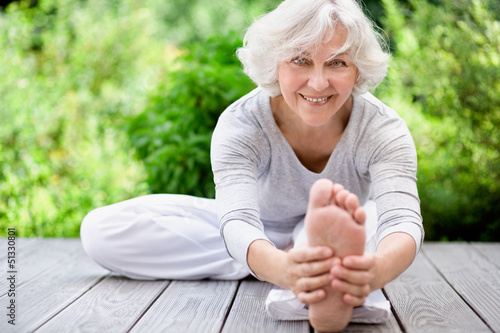 Naklejka na meble Sportliche Seniorin beim Streching