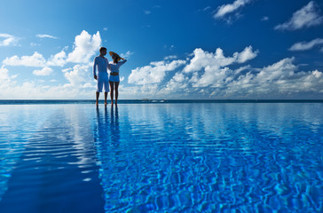 Canvas Print - Couple at the poolside