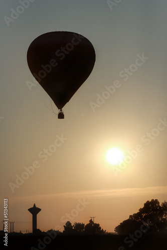 Obraz na płótnie canvas trzyczęściowy "tryptyk" Balon na gorące powietrze startu w sunrise