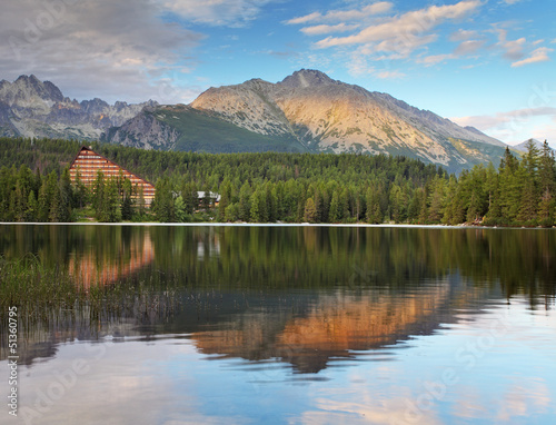 Board z aluminiowym obramowaniem Górskie jezioro w parku narodowym Wysokie Tatry