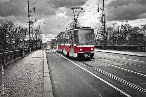 Board z aluminiowym obramowaniem Tramwaj w mieście praga