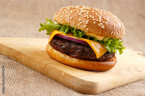 Naklejka samoprzylepna Domowe hamburgery smakosz na desce