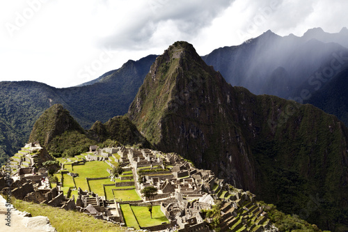 Obraz na płótnie canvas dwuczęściowy "dyptyk" Ciemne chmury gromadzą się nad zaginionym miastem inków Machu Picchu w Peru