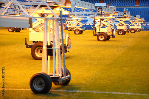 Board z aluminiowym obramowaniem System oświetleniowy do uprawy trawy na pustym stadionie piłkarskim