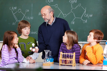 Wall Mural - schüler und lehrer im chemieunterricht