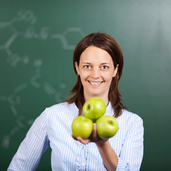 Poster - lehrerin zeigt äpfel