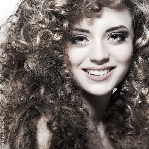 Nowoczesny obraz na płótnie Young beautiful woman with long curly hairs