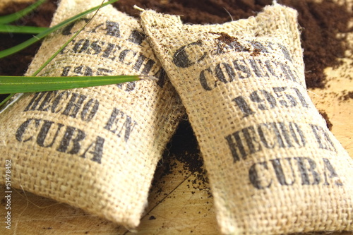 Tapeta ścienna na wymiar Burlap sacks of Cuban coffee